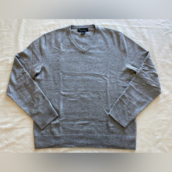 Cashmere V neck Sweater Blooming dale - Picture 8 of 8